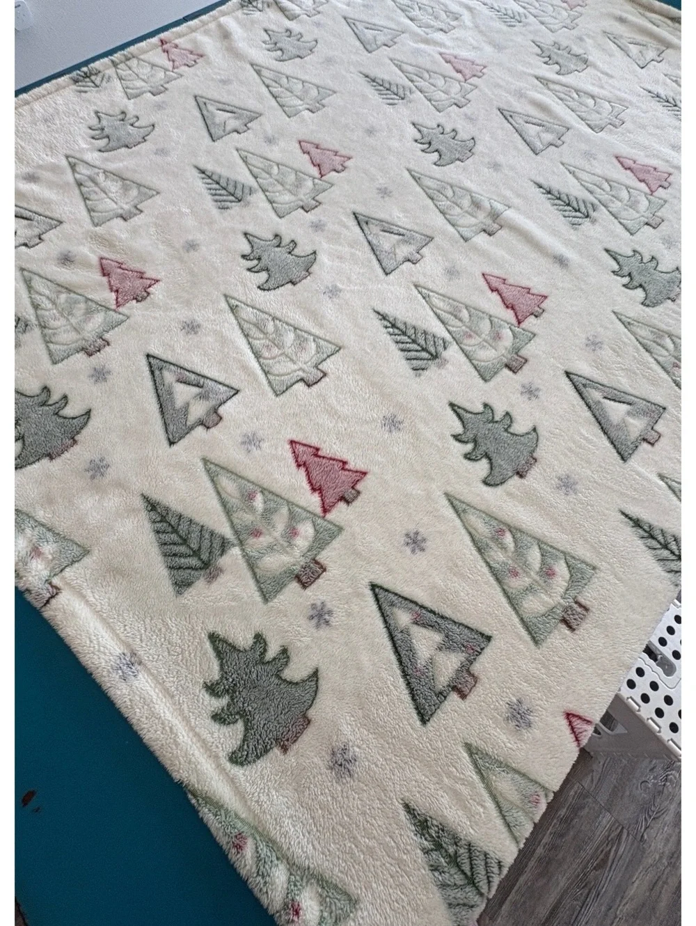 Mainstays Winter Trees Plush Throw Blanket 50x60 Soft Christmas Holiday Fleece
